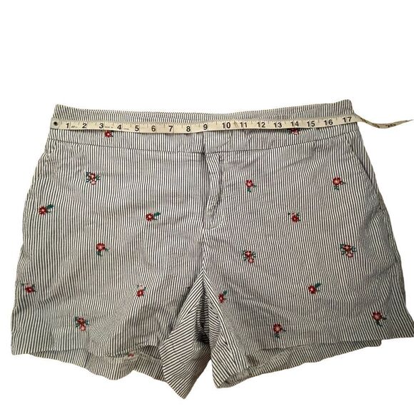 Maison Jules ~ Striped Seersucker shorts ~ mini floral embroidery ~ size 10 - Picture 6 of 8